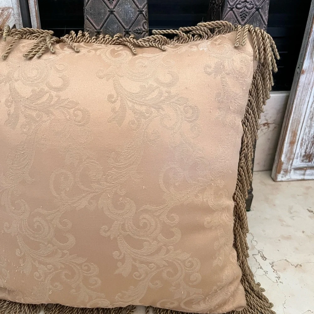 ACCENT PILLOW WITH TASSELS